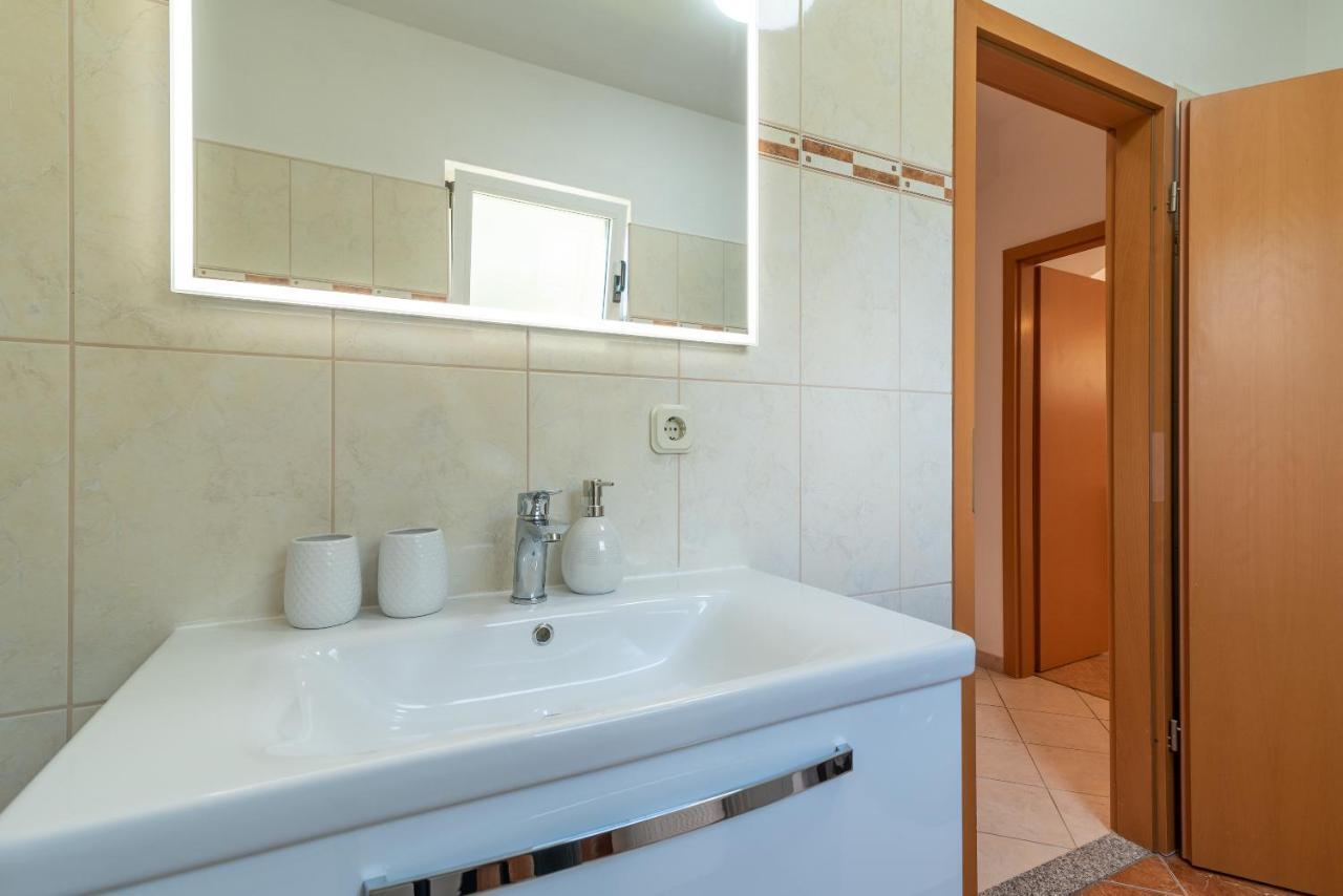 Comfortable Apartment Near The Sea Trogir Exterior foto