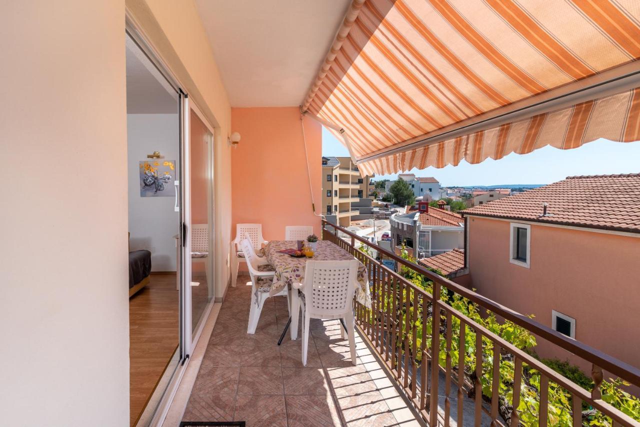 Comfortable Apartment Near The Sea Trogir Exterior foto