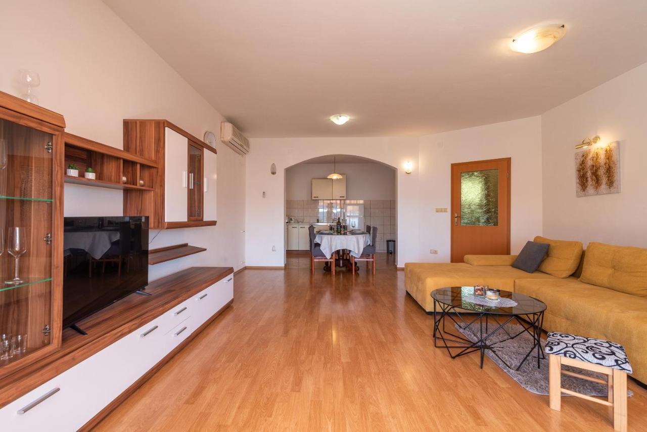 Comfortable Apartment Near The Sea Trogir Exterior foto