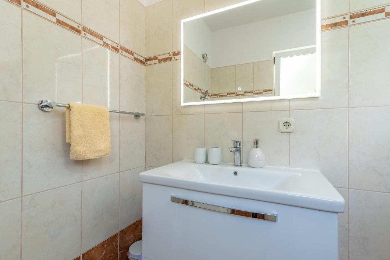 Comfortable Apartment Near The Sea Trogir Exterior foto