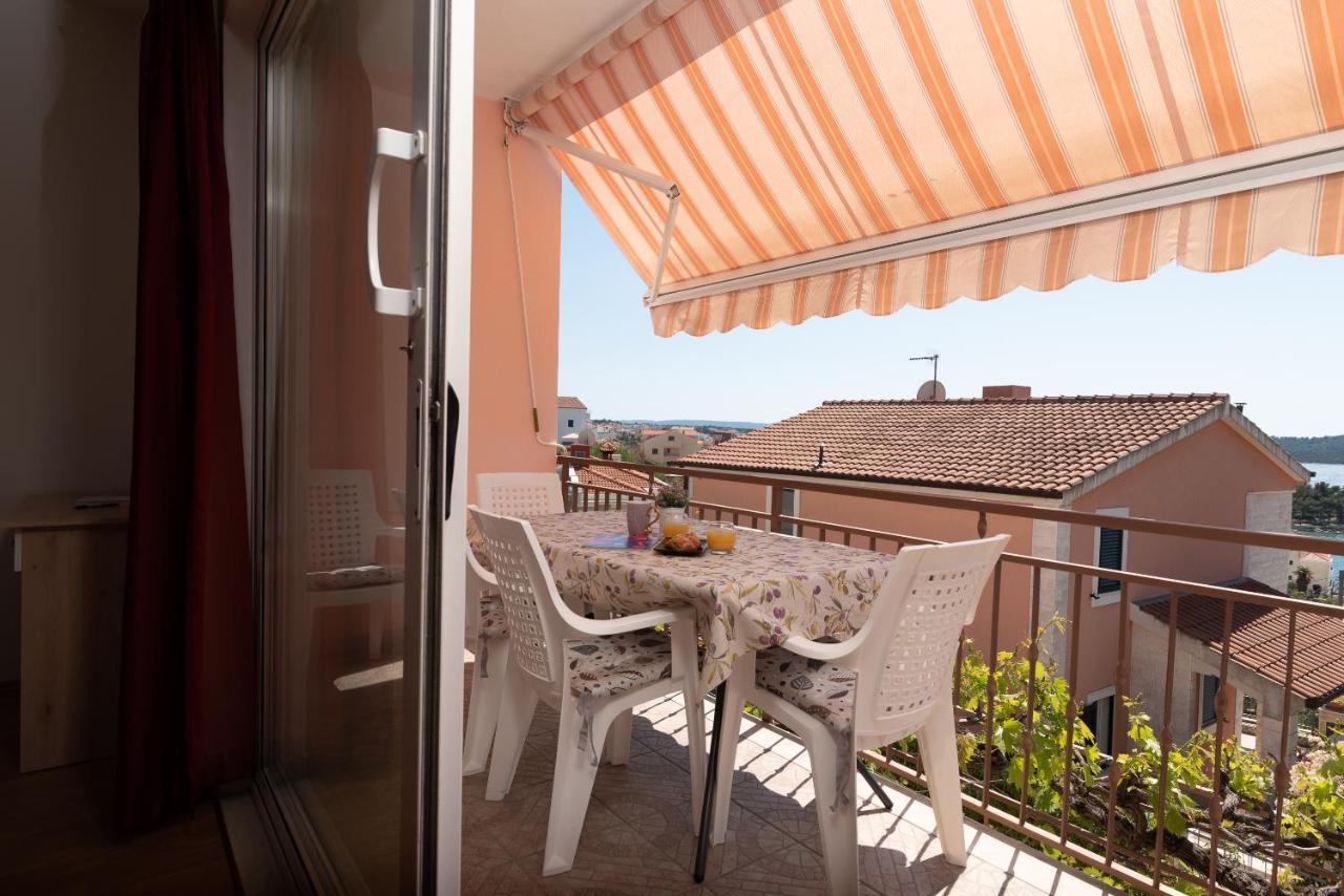 Comfortable Apartment Near The Sea Trogir Exterior foto